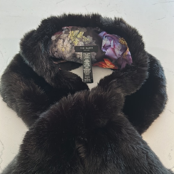 Ted Baker reversible black faux fur scarf NWOT - Picture 4 of 15